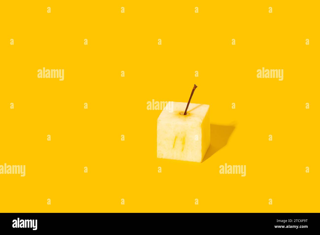 Concept de créativité et d'idées innovantes. Pomme carrée sur fond jaune. Banque D'Images