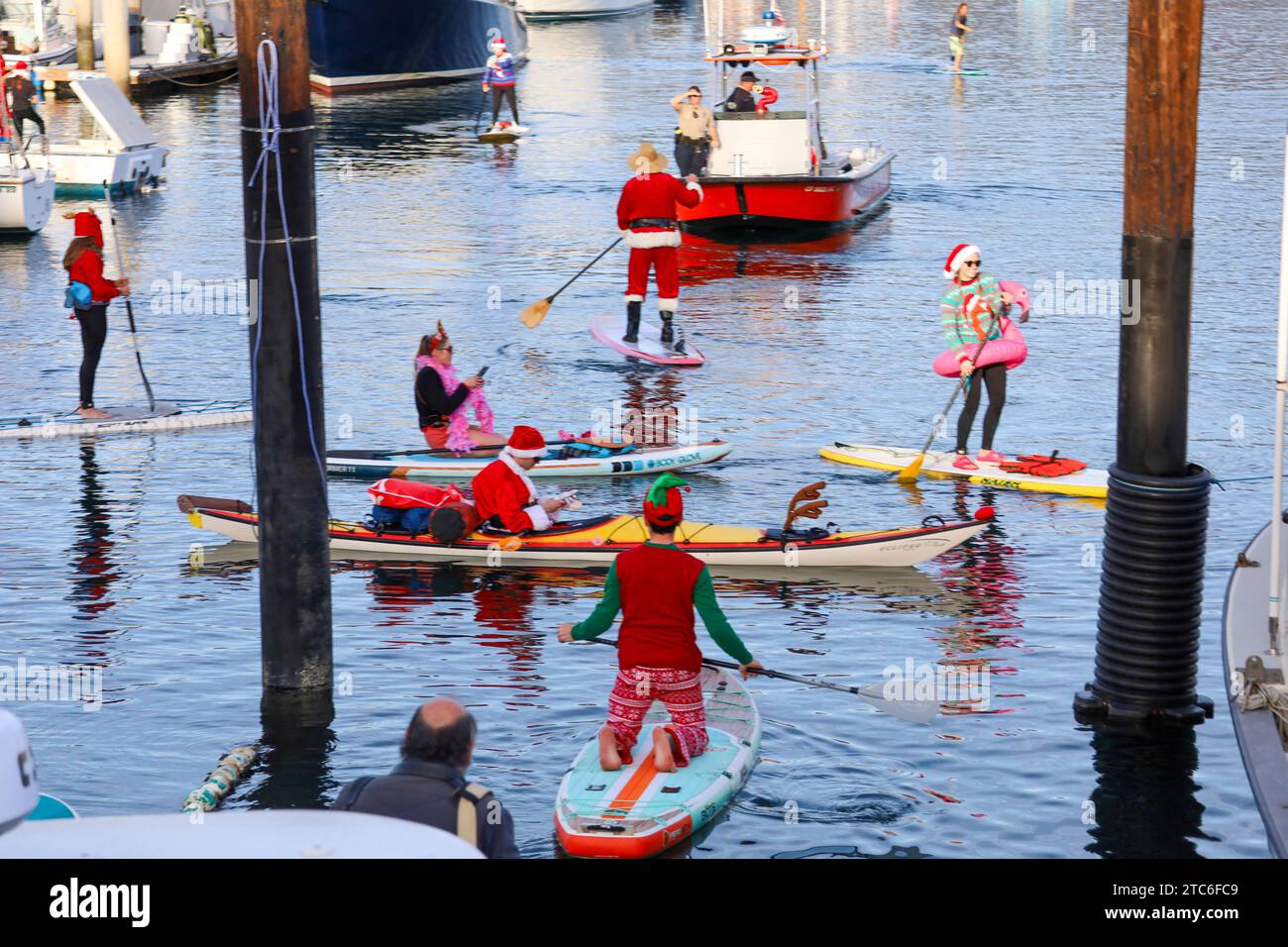 Santa Barbara, Californie, États-Unis 10 décembre 2023. PARADE OF LIGHTS KAYAK & SUP a eu lieu au port de Santa Barbara le 10 décembre 2023, dans le cadre du Parade of Lights Festival. Des dizaines de personnes habillées en Père Noël et Elfes et ont monté sur des planches de paddle et des kayaks à travers le port. La patrouille portuaire de Santa Barbara s'est assurée que tout le monde était en sécurité. (Image de crédit : © Amy Katz/ZUMA Press Wire) USAGE ÉDITORIAL SEULEMENT! Non destiné à UN USAGE commercial ! Crédit : ZUMA Press, Inc./Alamy Live News Banque D'Images