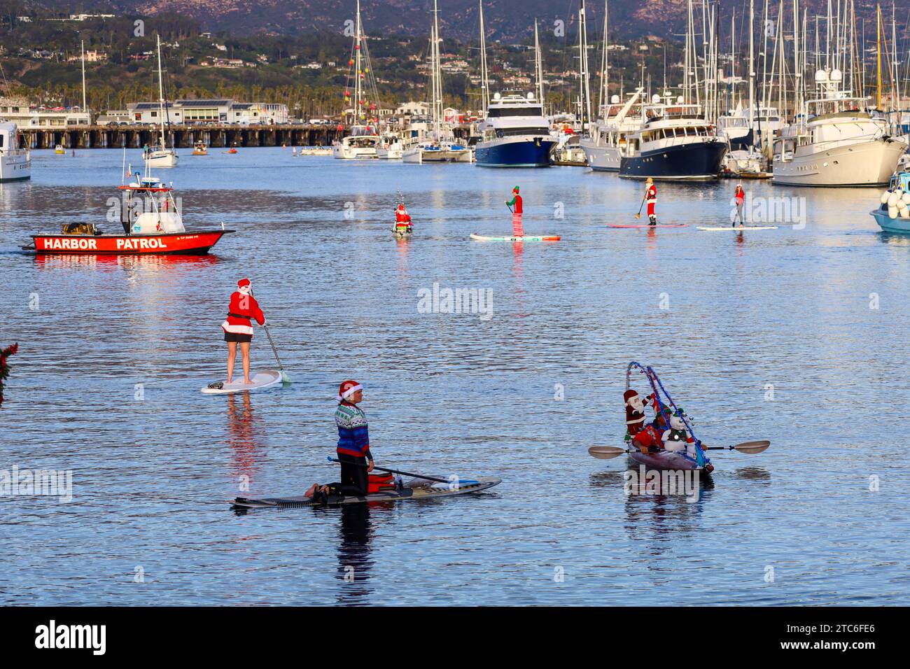 Santa Barbara, Californie, États-Unis 10 décembre 2023. PARADE OF LIGHTS KAYAK & SUP a eu lieu au port de Santa Barbara le 10 décembre 2023, dans le cadre du Parade of Lights Festival. Des dizaines de personnes habillées en Père Noël et Elfes et ont monté sur des planches de paddle et des kayaks à travers le port. (Image de crédit : © Amy Katz/ZUMA Press Wire) USAGE ÉDITORIAL SEULEMENT! Non destiné à UN USAGE commercial ! Crédit : ZUMA Press, Inc./Alamy Live News Banque D'Images