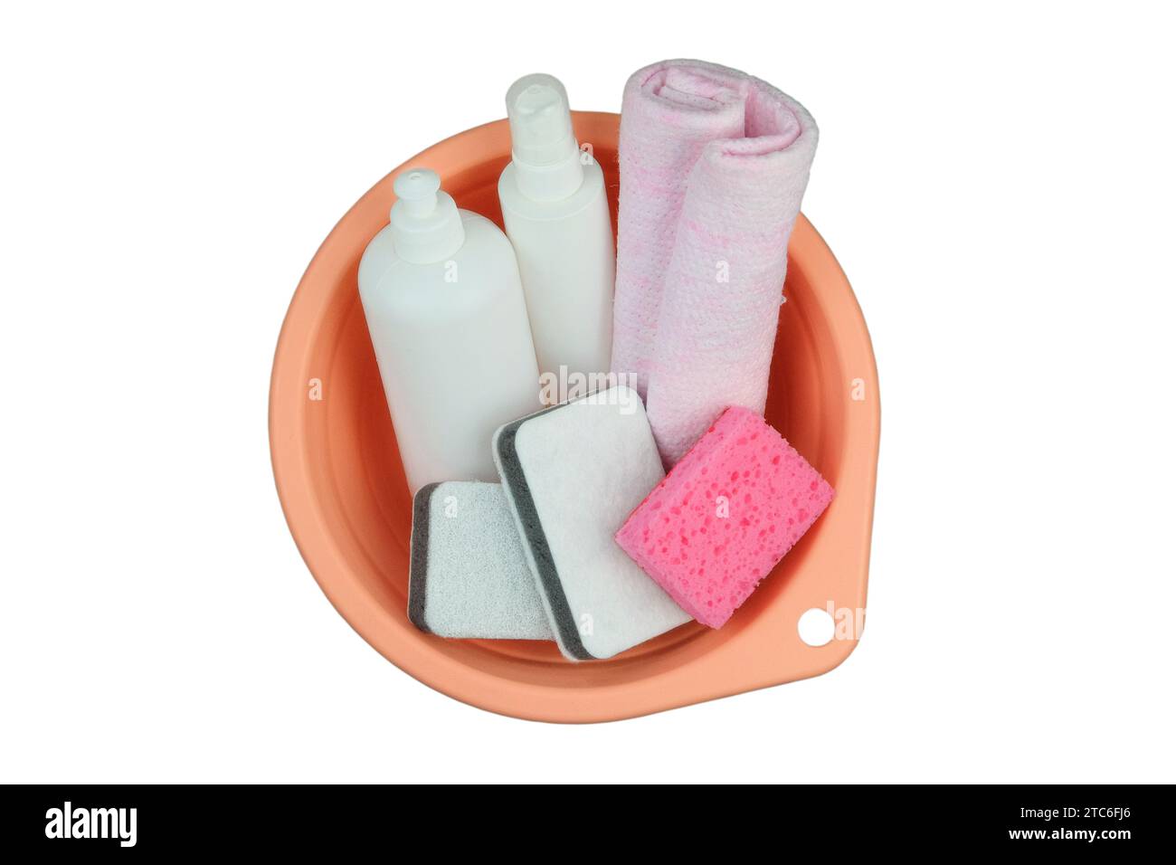 Concept de nettoyage. Bouteilles de détergent avec gants de toilette pour l'entretien ménager dans un bassin rose isolé sur fond blanc. Vue de dessus. Banque D'Images
