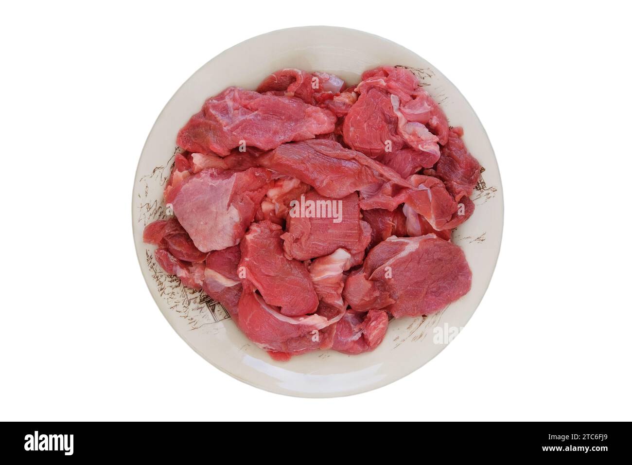 Viande sur un plat en céramique isolé sur fond blanc. Boeuf cru pour la cuisson. Vue de dessus. Banque D'Images