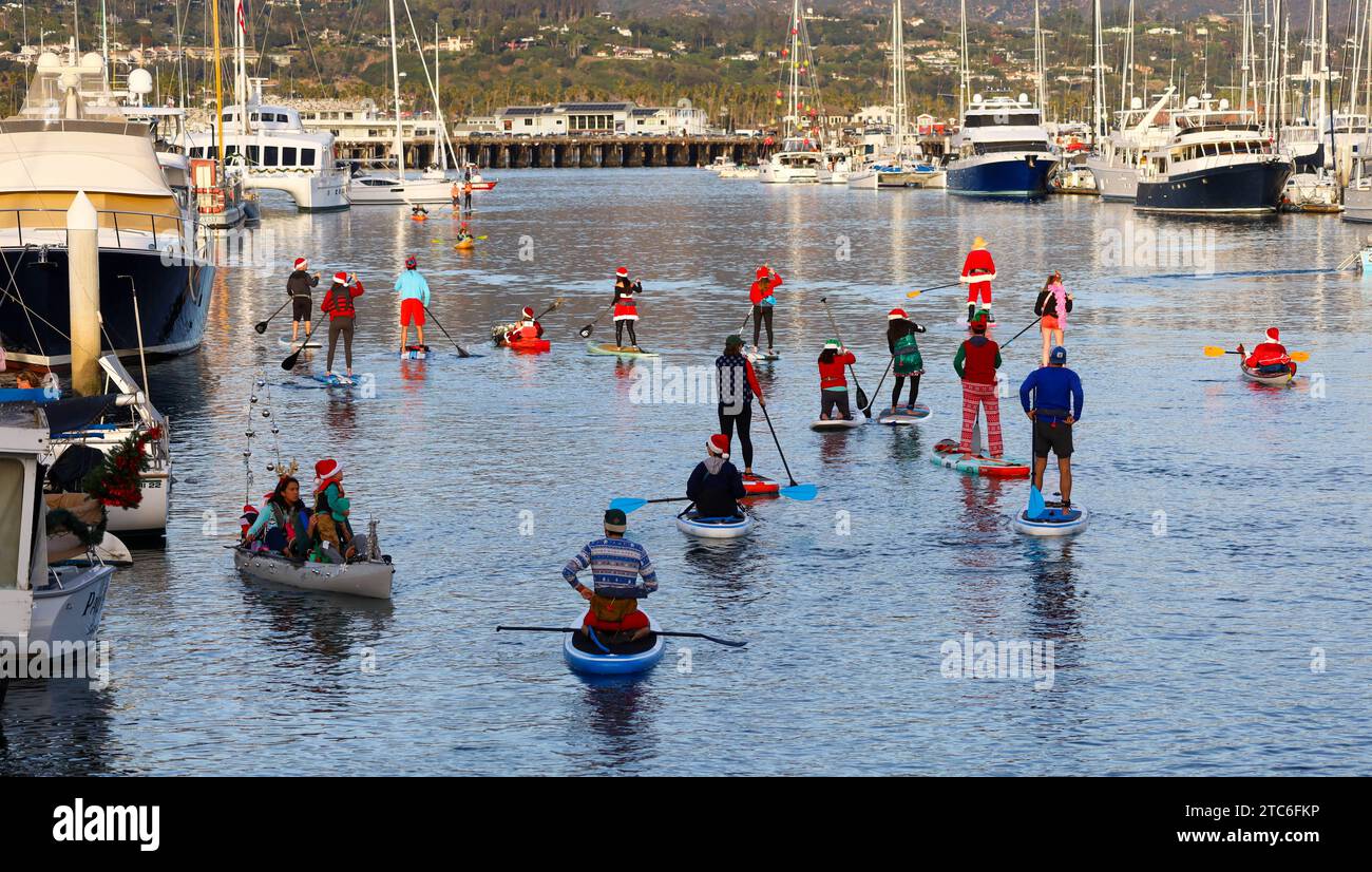 Santa Barbara, Californie, États-Unis 10 décembre 2023. PARADE OF LIGHTS KAYAK & SUP a eu lieu au port de Santa Barbara le 10 décembre 2023, dans le cadre du Parade of Lights Festival. Des dizaines de personnes habillées en Père Noël et Elfes et ont monté sur des planches de paddle et des kayaks à travers le port. (Image de crédit : © Amy Katz/ZUMA Press Wire) USAGE ÉDITORIAL SEULEMENT! Non destiné à UN USAGE commercial ! Crédit : ZUMA Press, Inc./Alamy Live News Banque D'Images