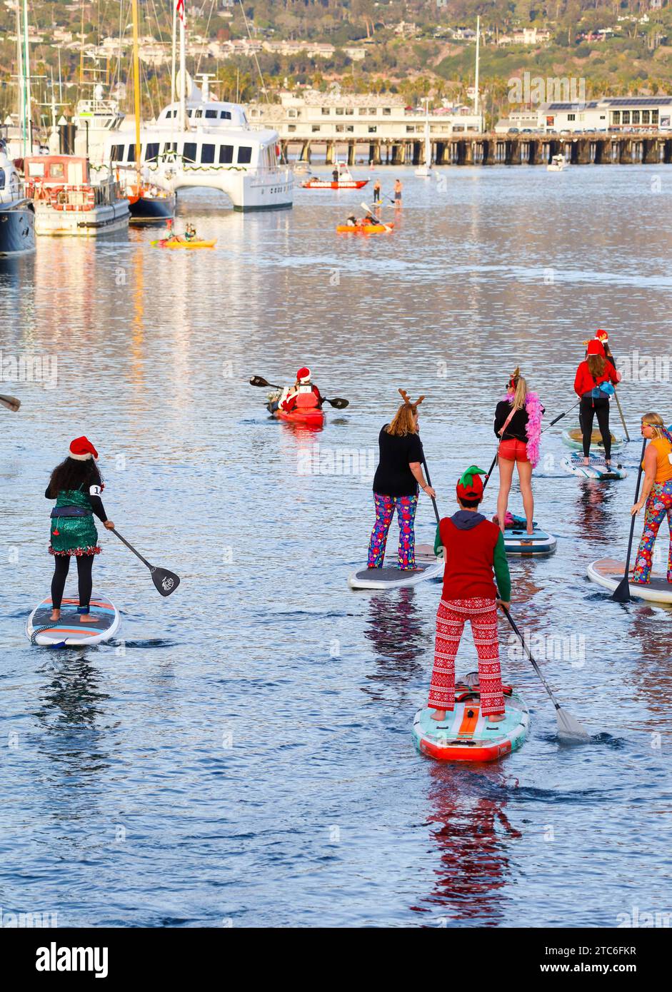 Santa Barbara, Californie, États-Unis 10 décembre 2023. PARADE OF LIGHTS KAYAK & SUP a eu lieu au port de Santa Barbara le 10 décembre 2023, dans le cadre du Parade of Lights Festival. Des dizaines de personnes habillées en Père Noël et Elfes et ont monté sur des planches de paddle et des kayaks à travers le port. (Image de crédit : © Amy Katz/ZUMA Press Wire) USAGE ÉDITORIAL SEULEMENT! Non destiné à UN USAGE commercial ! Crédit : ZUMA Press, Inc./Alamy Live News Banque D'Images