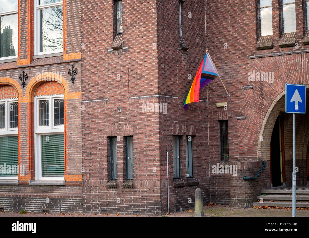 Scène de rue avec drapeau de fierté LGBT à Amersfoort, pays-Bas Banque D'Images