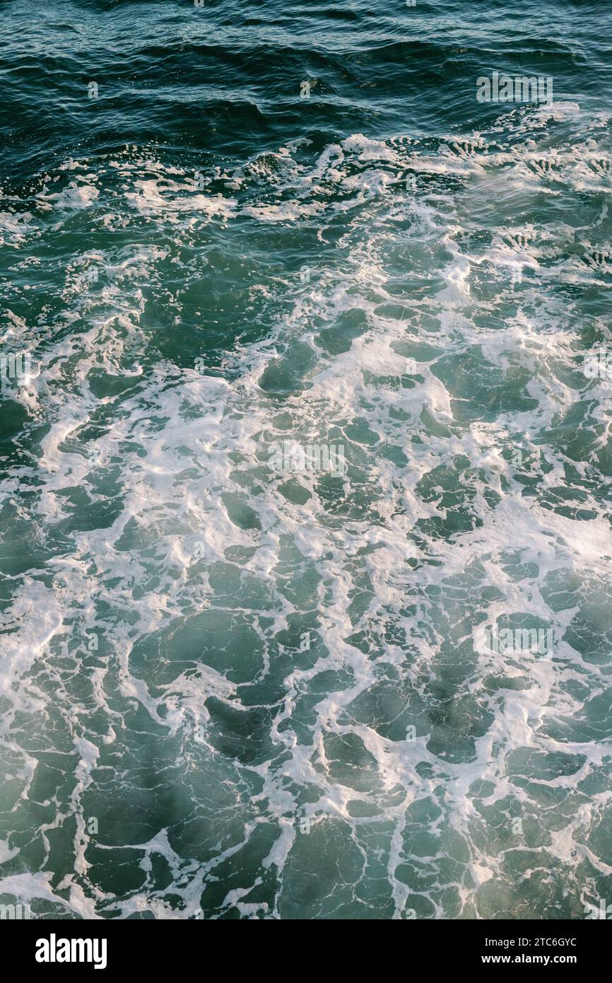Vagues turquoise tranquilles de l'océan : idéal pour les arrière-plans, les thèmes de la nature. Banque D'Images