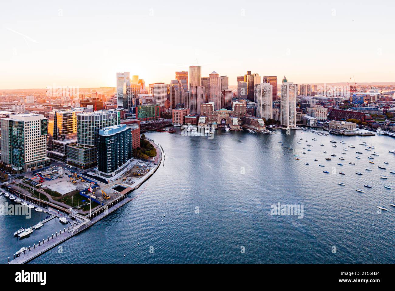 Photographie aérienne du coucher de soleil au bord de l'eau de South Boston Banque D'Images