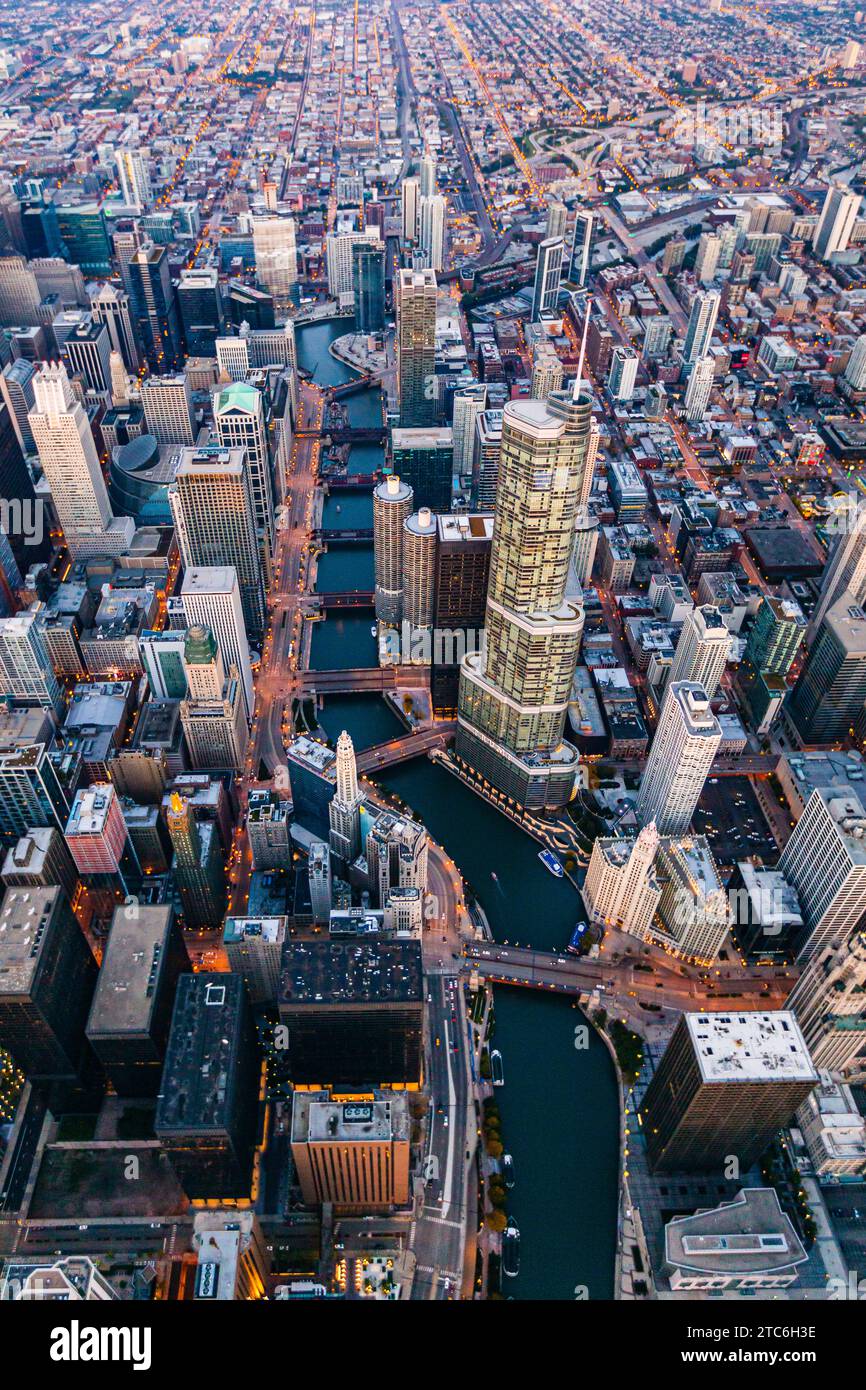 Photographie aérienne du paysage urbain du centre-ville de Chicago River Banque D'Images