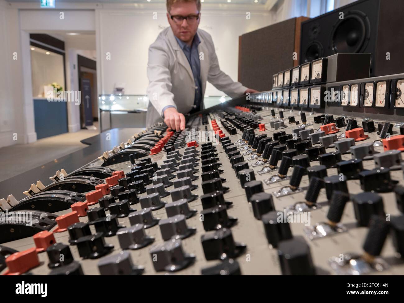 Bonhams, Knightsbridge, Londres, Royaume-Uni. 11 décembre 2023. Vente du son des Beatles. Abbey Road, le dernier album enregistré par les Beatles, est l’un des albums les plus révolutionnaires de tous les temps. La console d’enregistrement Beatles Abbey Road est proposée pour la première fois aux enchères dans la vente dédiée de Bonhams, Sound of the Beatles : The Abbey Road Console, le jeudi 14 décembre à Bonhams, estimation sur demande mais attendue en sept chiffres. Crédit : Malcolm Park/Alamy Live News Banque D'Images