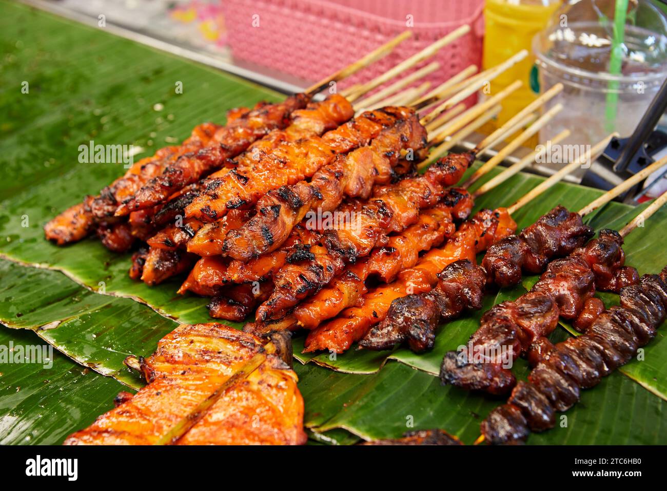 Tas de brochettes grillées d'abats de poulet pour manger dans la rue Banque D'Images