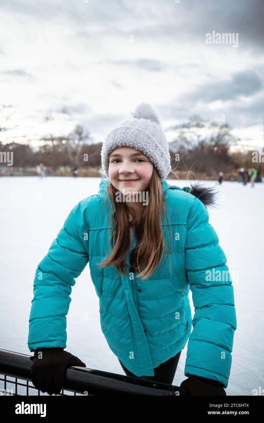 Portrait de fille à la patinoire extérieure le jour de l'hiver Banque D'Images