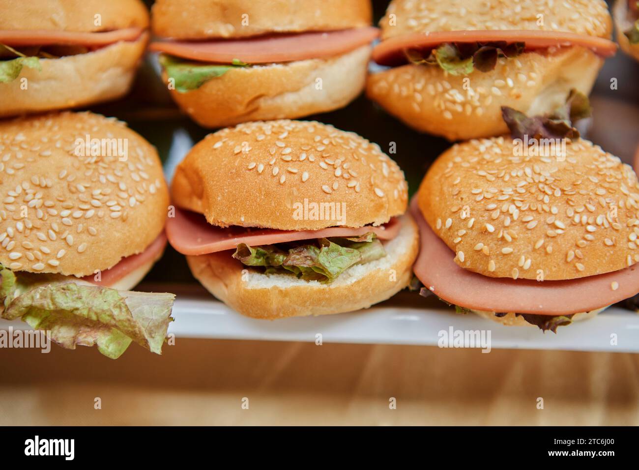 Gros plan sur un cheeseburger maison servi sur une assiette Banque D'Images