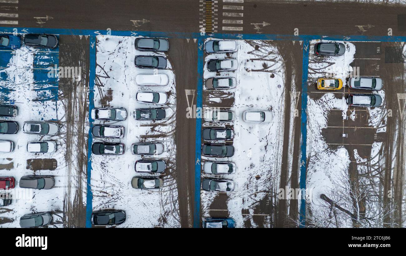 Place de parking de photographie de drone dans une ville pendant la journée d'hiver Banque D'Images