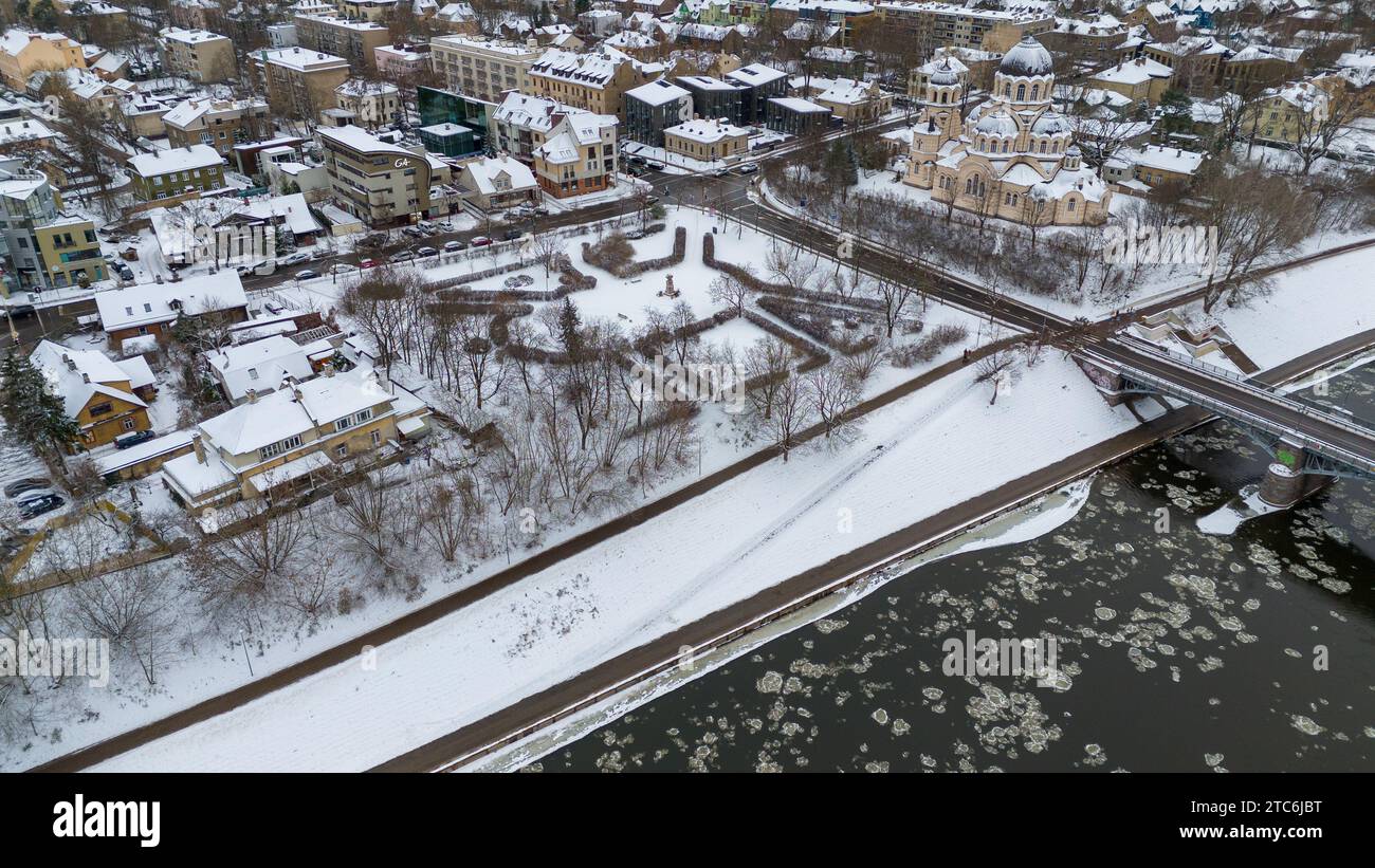 Photographie drone d'un petit parc dans une ville pendant la journée d'hiver Banque D'Images