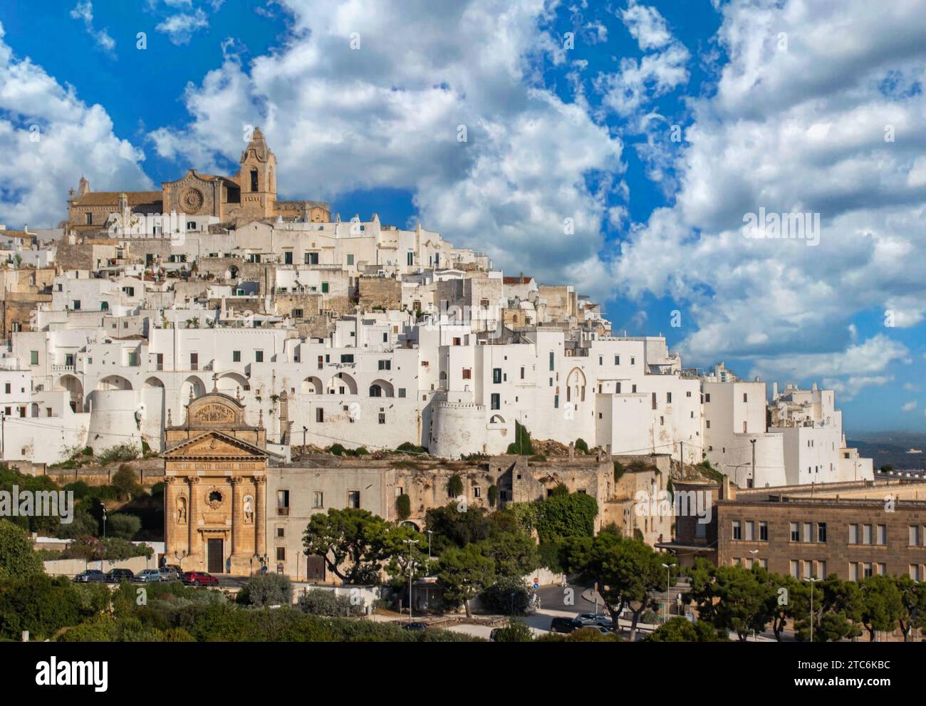 Ostuni, Italie - l'un des plus beaux villages du sud de l'Italie, Ostuni présente une merveilleuse vieille ville au profil unique Banque D'Images