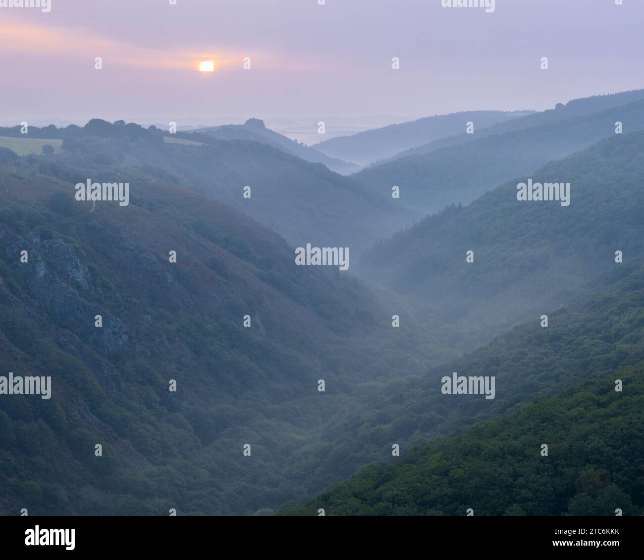 Lever du soleil sur la vallée de Teign par un matin d'automne brumeux, parc national de Dartmoor, Devon, Angleterre. Automne (septembre) 2023. Banque D'Images