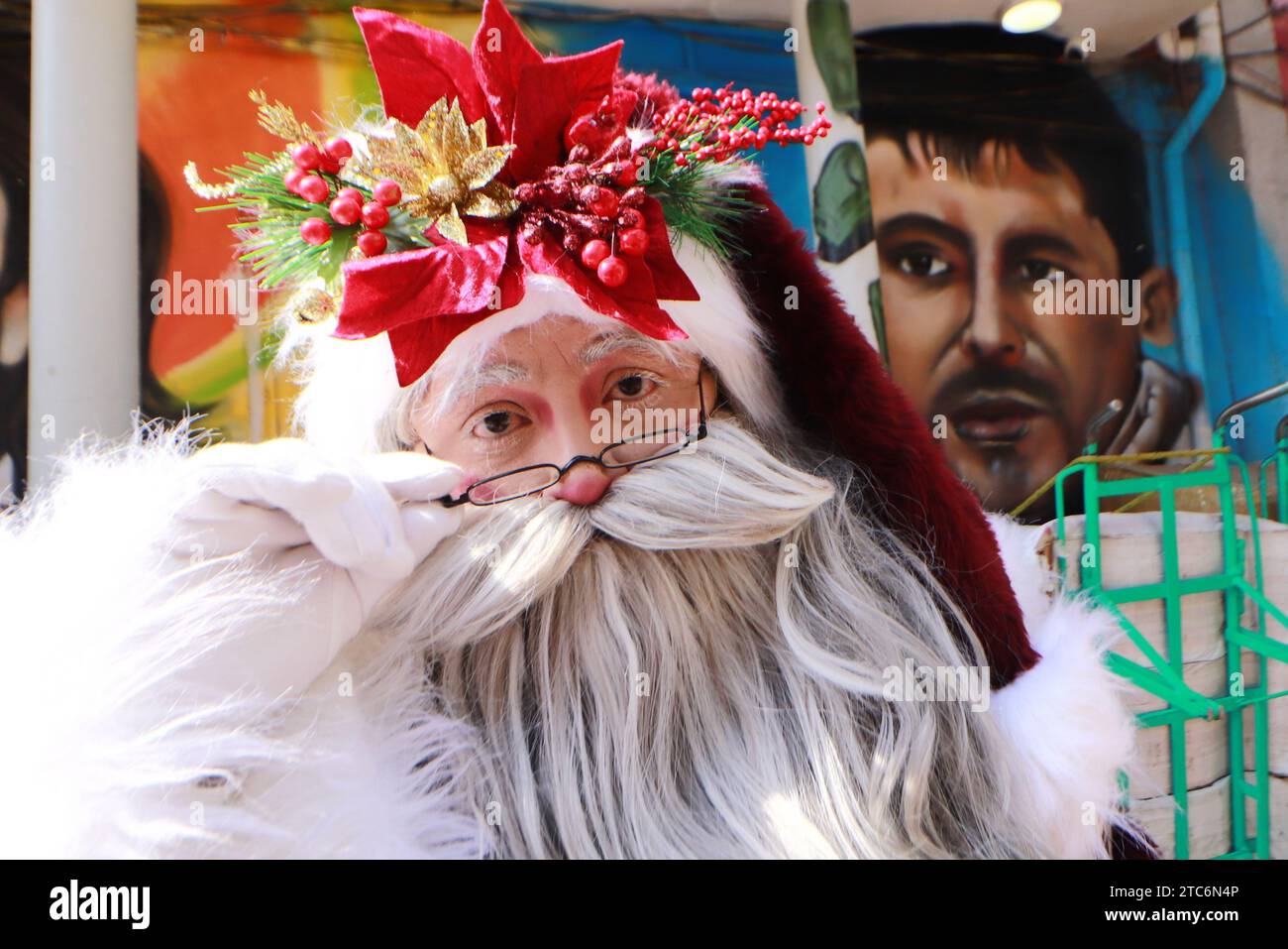 Non exclusive : 9 décembre 2023 à Mexico, Mexique.- Miguel Moctezuma, artiste scénique, spécialisé dans le statuisme et le maquillage, se caractérise comme Banque D'Images