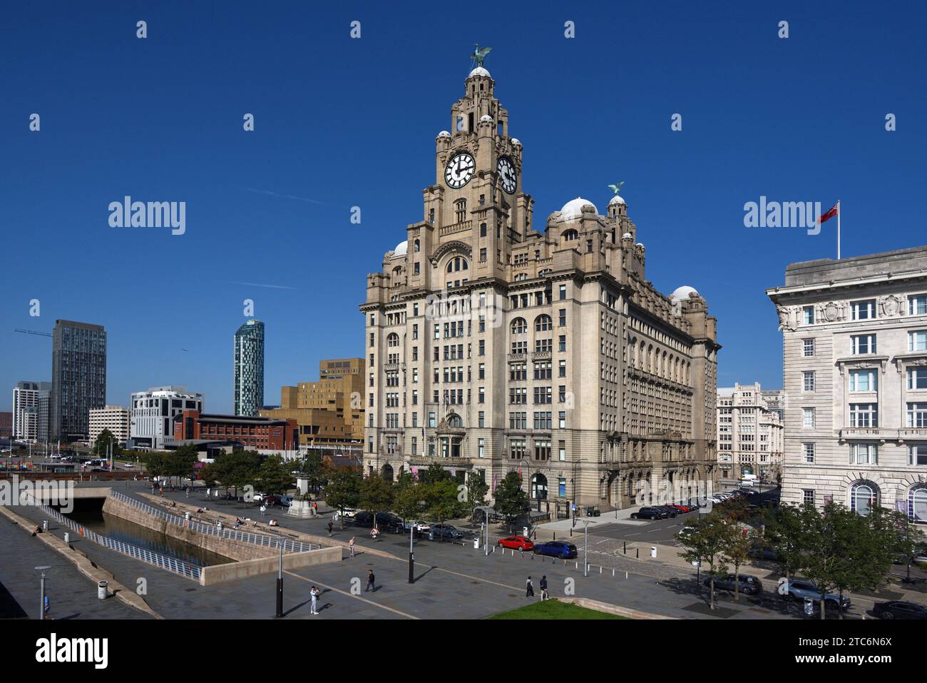 Royal Liver Building (1908-1911) par Walter Aubrey Thomas & Modern Skyline de Northern extension to the Pier Head ou Waterfront Liverpool Angleterre Royaume-Uni Banque D'Images