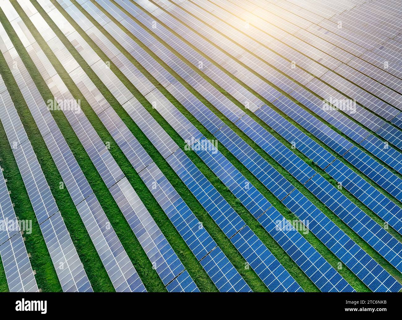 Ferme solaire et lumière du soleil. Énergie solaire pour l'énergie verte. Énergies renouvelables durables. Centrale photovoltaïque ou parc solaire. Installation du panneau solaire Banque D'Images