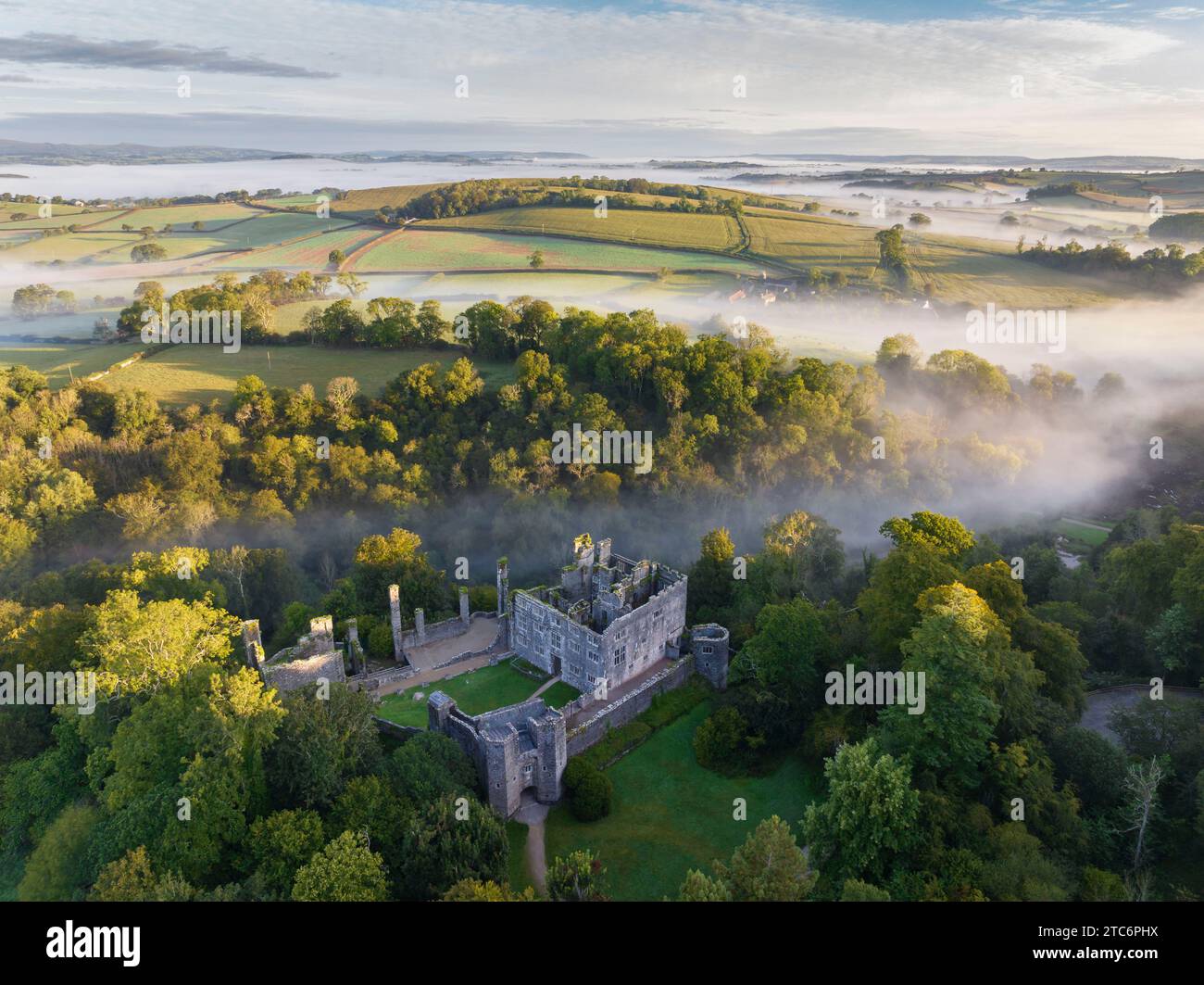 Aube brumeuse au château de Berry Pomeroy dans le Devon, Angleterre. Automne (septembre) 2023. Banque D'Images