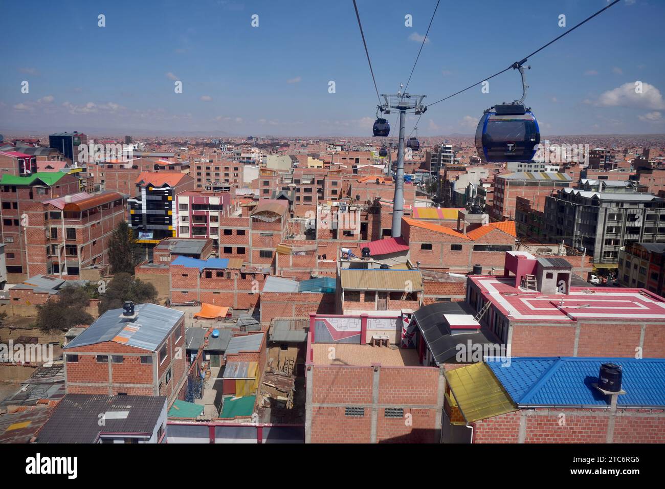 Téléphérique Gondolas du système de téléphérique mi Teleferico au-dessus de la Paz, Bolivie, 10 octobre 2023. Banque D'Images