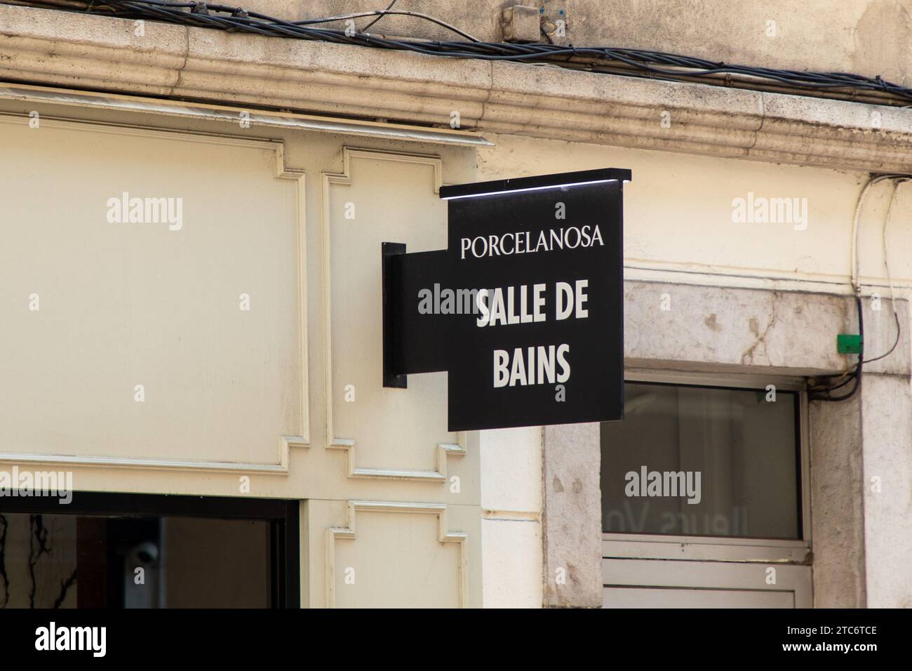 Bordeaux , France - 11 20 2023 : marque de salle de bains porcelanosa logo et signe de texte sur la porte d'entrée de la chaîne fabricant magasin Banque D'Images