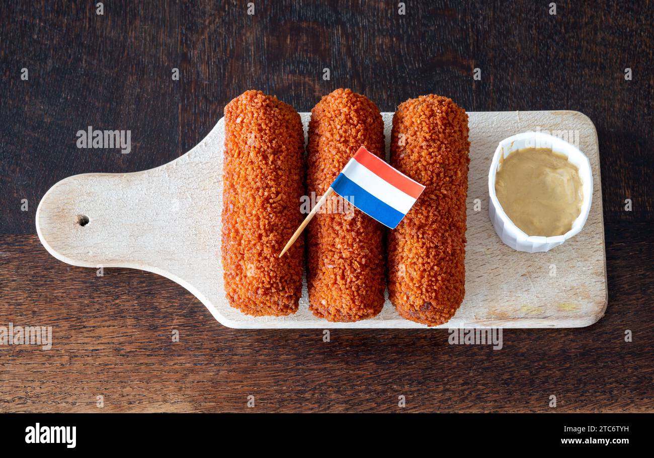 Kroketten néerlandais traditionnel servi avec de la moutarde, un snack de restauration rapide frit populaire Banque D'Images