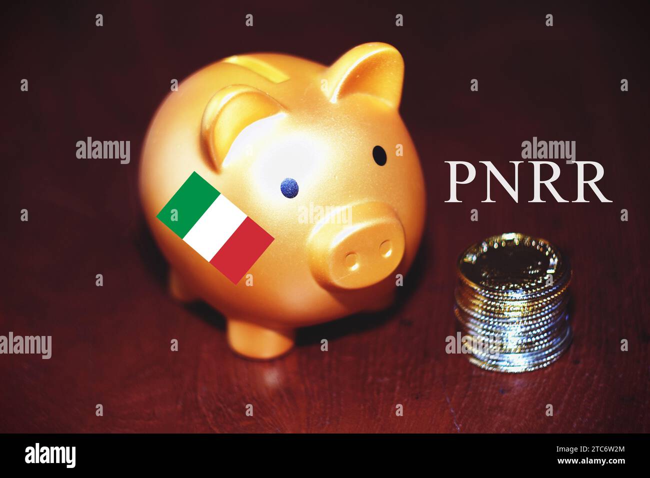 Tirelire avec le drapeau italien et le texte "Pnrr" concept d'aide financière . Banque D'Images
