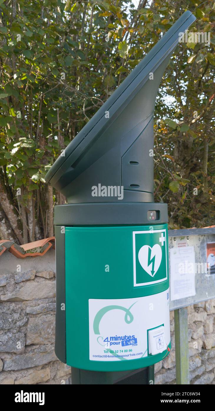 Bordeaux , France - 11 13 2023 : logo dae SODIAC signe et texte de marque français défibrillateur externe automatisé place sur la voie publique Banque D'Images