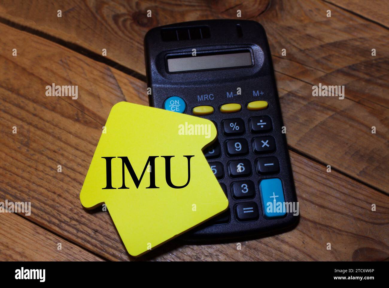 Calculatrice avec un symbole de maison et le texte “IMU” taxe italienne Banque D'Images