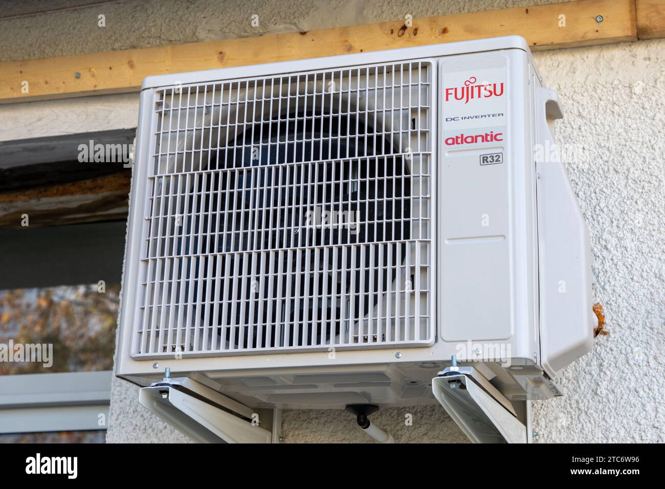 Bordeaux , France - 11 29 2023 : fujitsu atlantic dc r32 Inverter climatiseur marque logo et signe de texte sur l'équipement de conditionnement extérieur mur buil Banque D'Images