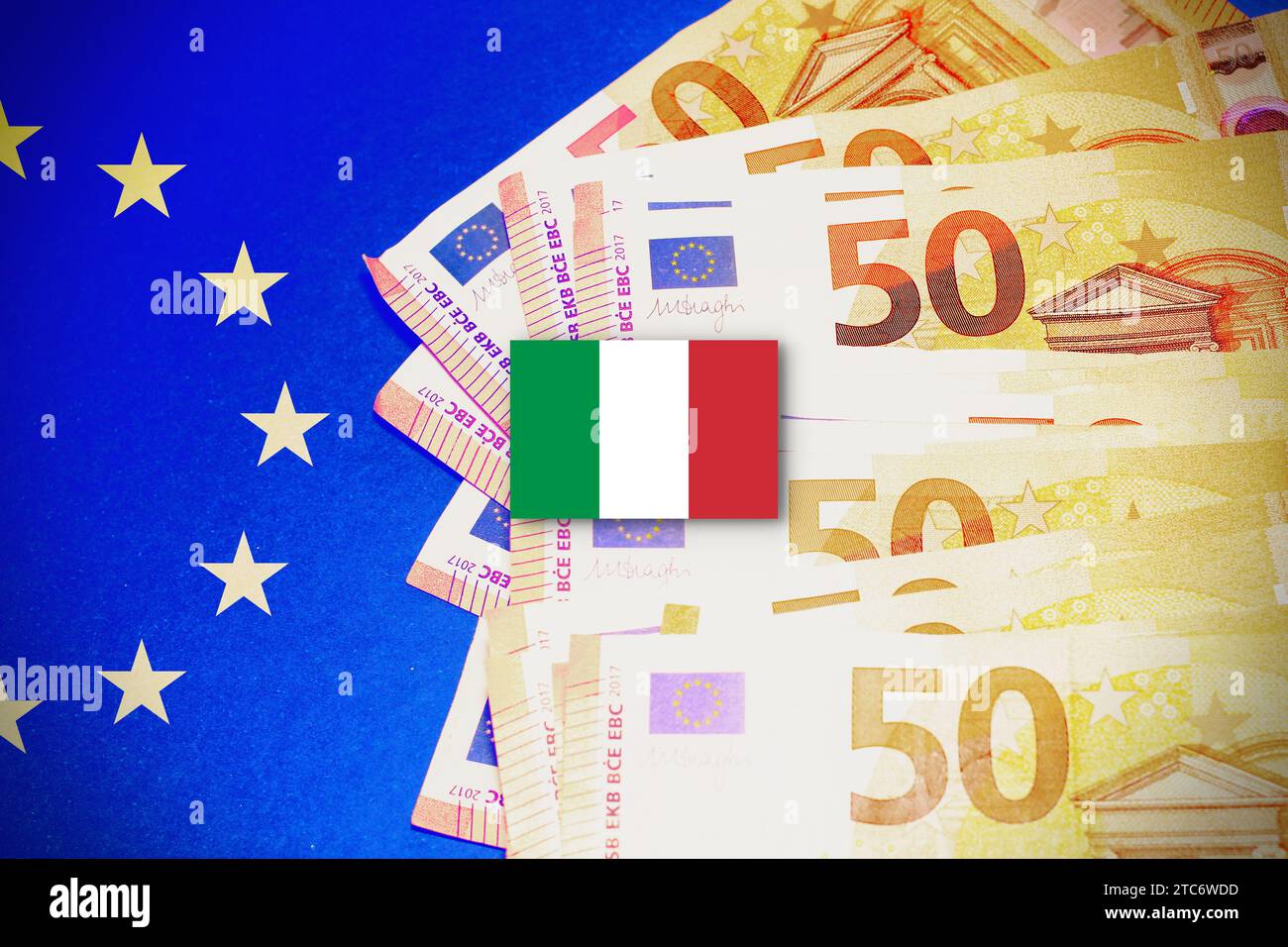 Drapeau italien avec billets en euros et drapeau européen sur un côté. Banque D'Images