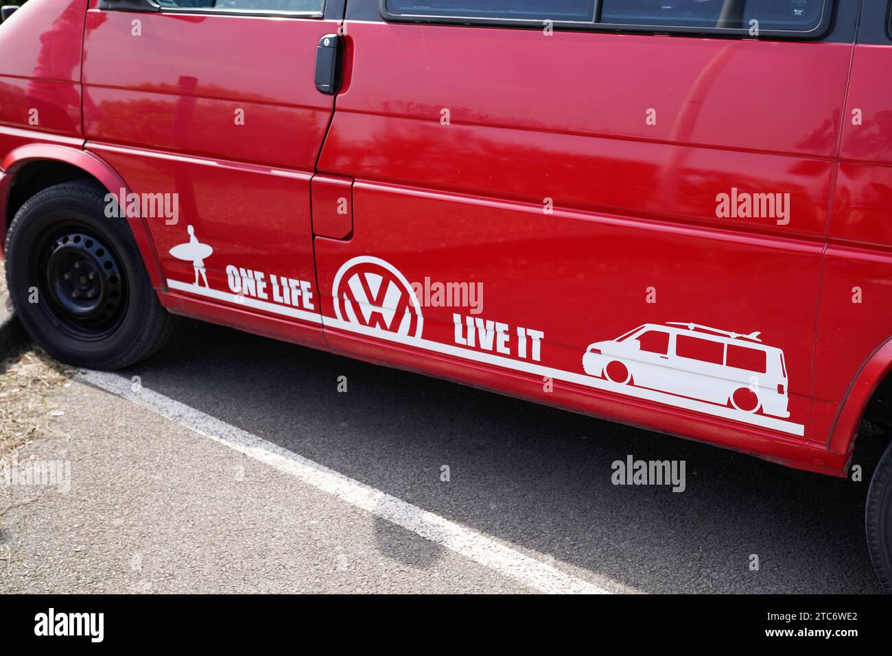 Bordeaux , France - 11 13 2023 : volkswagen type 4 t4 bus Van Side logo marque et signe textuel One Life Live IT Banque D'Images