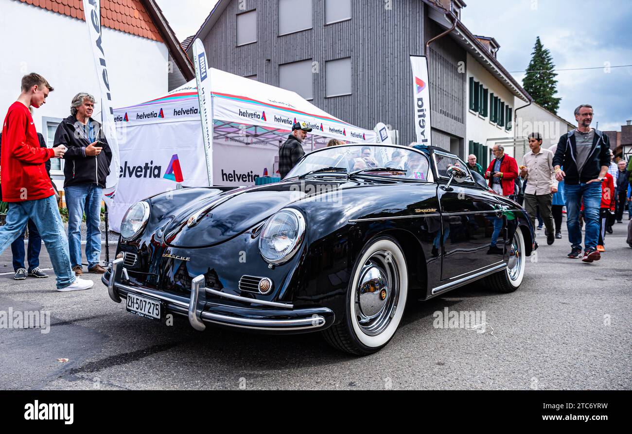 HERBSTMESSE Rafz Ein Porsche 356 1600 Speedster mit Baujahr 1955 fährt während dem Oldtimercorso an der HERBSTMESSE Rafz durch die Zürcher Unterlandgemeinde. Rafz, Schweiz, 25.09.2022 *** Foire d'automne de Rafz Une Porsche 356 1600 Speedster construite en 1955 conduit dans la municipalité de Zurich Unterland de Rafz, Suisse, 25 09 2022 pendant le défilé de voitures anciennes à la Foire d'automne de Rafz crédit : Imago/Alamy Live News Banque D'Images