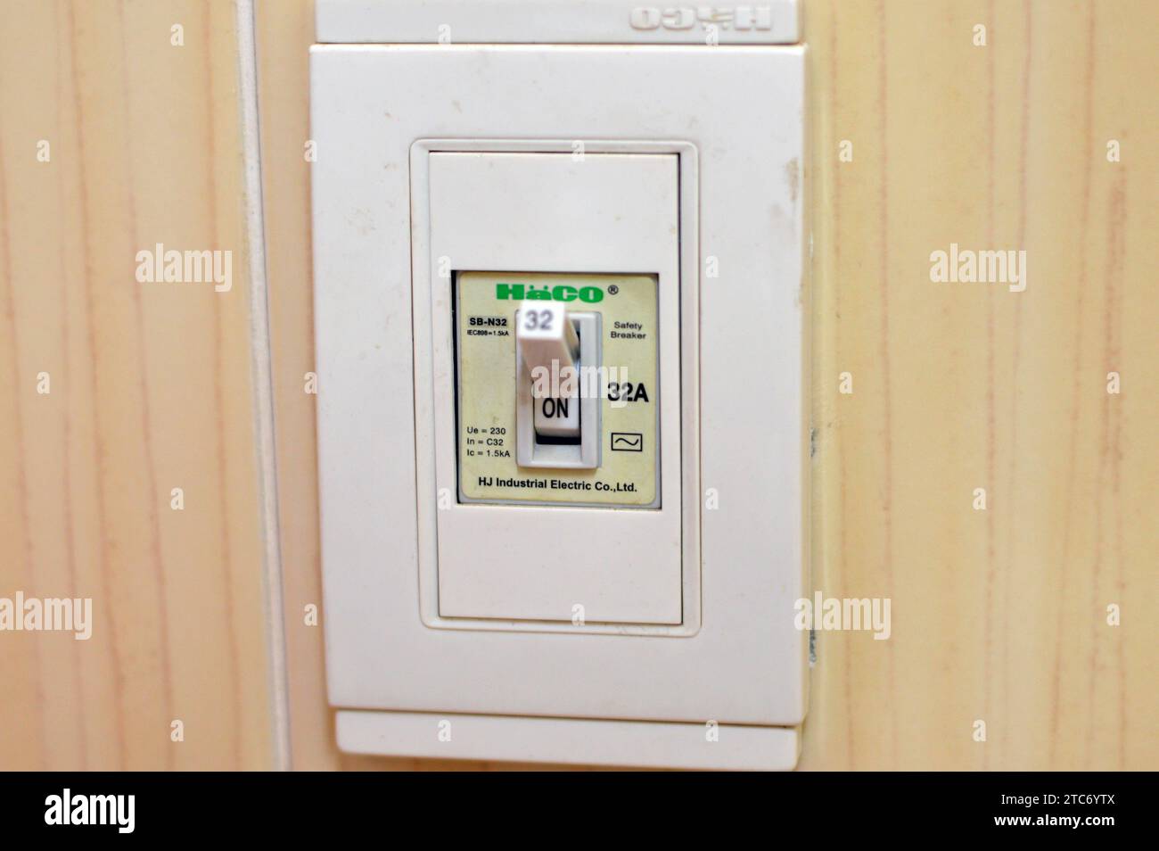 Giza, Egypte, décembre 1 2023 : disjoncteur de sécurité Haco 32 A, conçu pour une installation facile, une excellente résistance aux chocs, une protection contre le surcurre Banque D'Images
