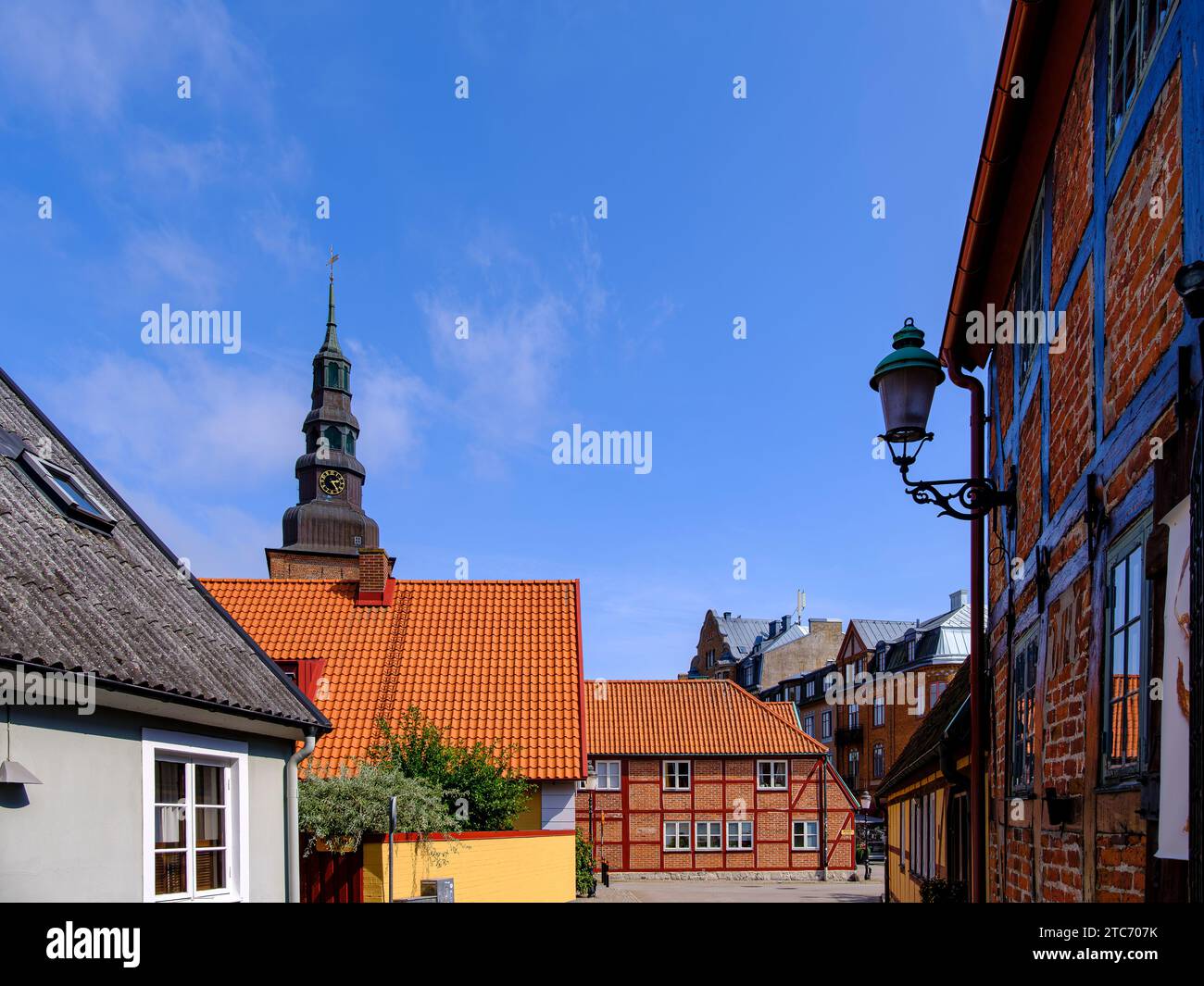 Malerische Gasse und Altstadtkulisse mit Blick zur Sankt-Marien-Kirche in Ystad, Schonen, Skane län, Schweden. Banque D'Images