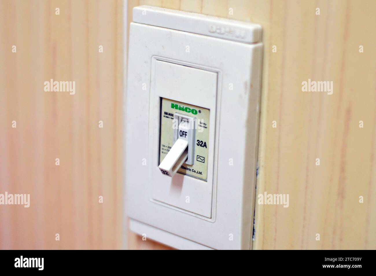 Giza, Egypte, décembre 1 2023 : disjoncteur de sécurité Haco 32 A, conçu pour une installation facile, une excellente résistance aux chocs, une protection contre le surcurre Banque D'Images