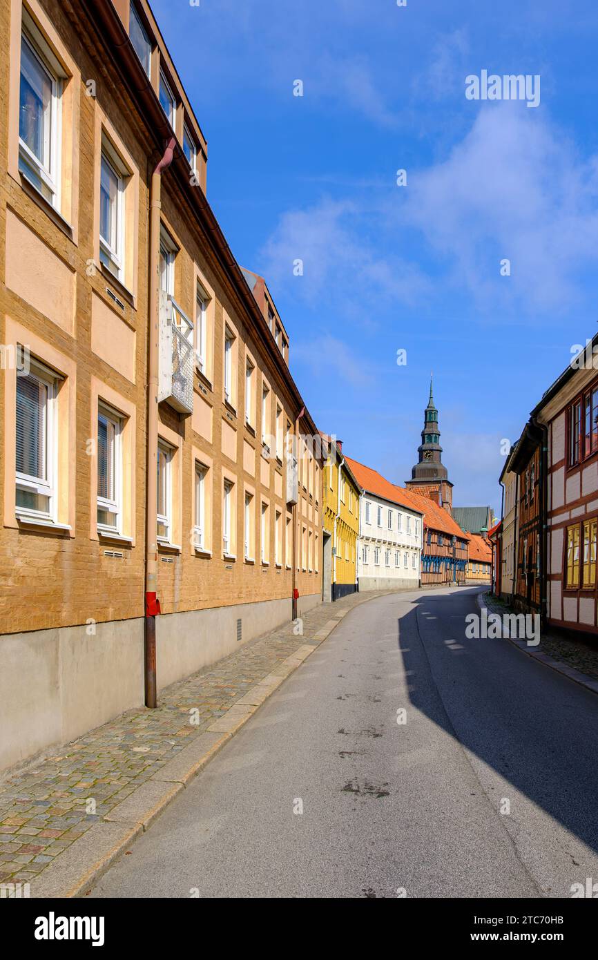 Malerische Gasse und Altstadtkulisse mit Blick zur Sankt-Marien-Kirche in Ystad, Schonen, Skane län, Schweden. Banque D'Images