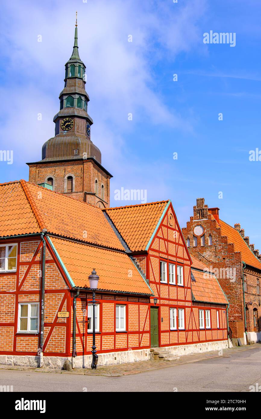 Ruelle pittoresque et vieille ville en toile de fond avec vue sur l'église Sainte Marie à Ystad, Skåne, Skane län, Suède. Banque D'Images