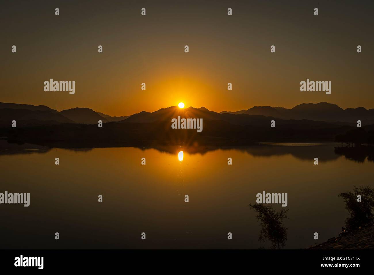 Beau lever de soleil du barrage de Wadi Al Buraq de Ras Al Khamiah, Émirats arabes Unis. Un bon endroit de sortie pour la famille et les amis. Banque D'Images