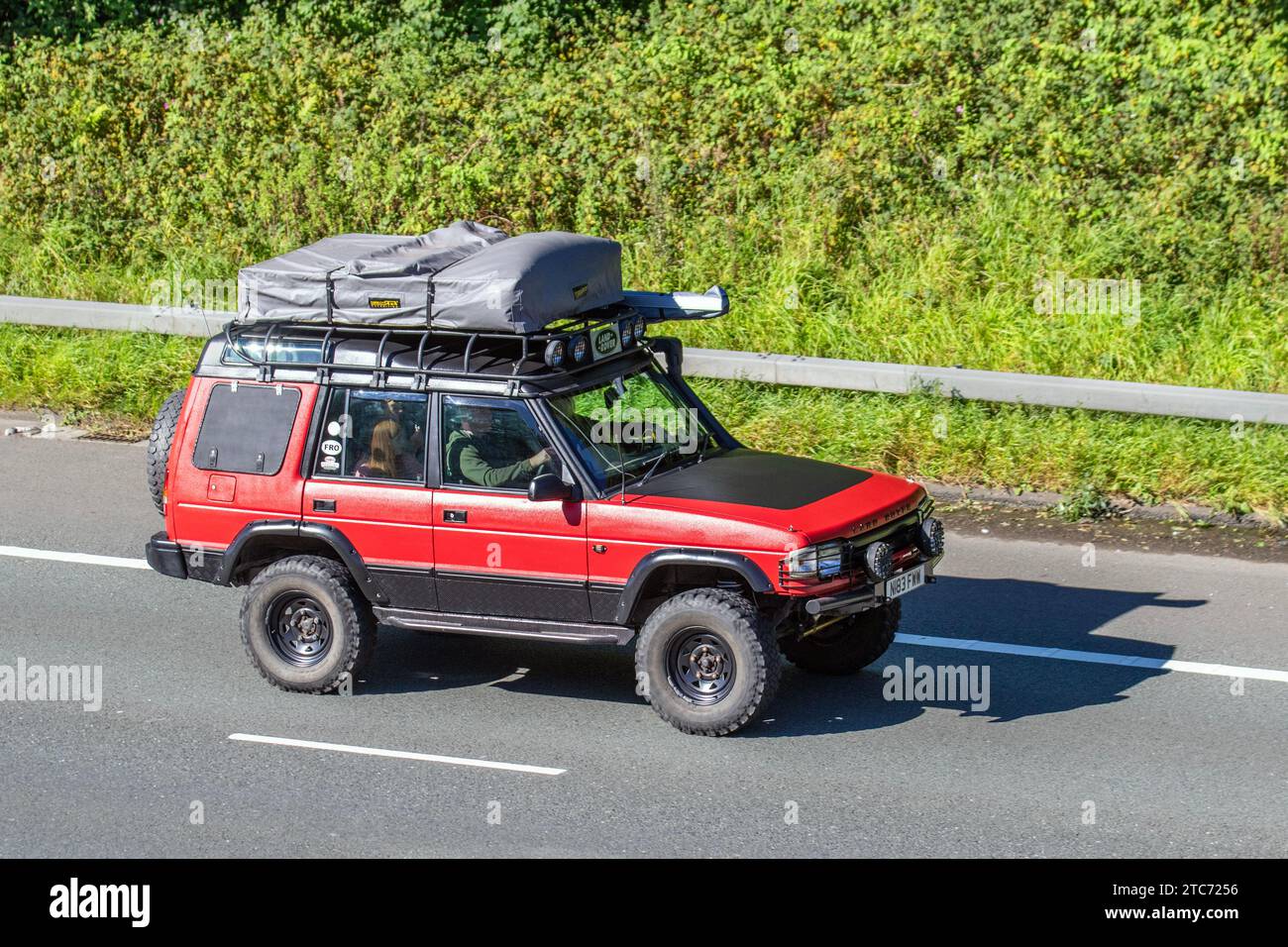 Années 1995 90 années 1990 Rouge Noir bicolore Land Rover Discovery 300 TDI Diesel Hardtop 2495 cm3. Direct 4x4 Off-Road Expedition ; Vintage, moteurs classiques restaurés, collectionneurs d'automobiles passionnés d'automobile, voitures anciennes voyageant dans le Grand Manchester, Royaume-Uni Banque D'Images