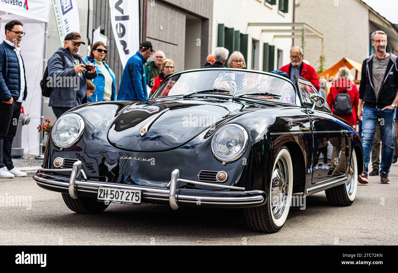 HERBSTMESSE Rafz Ein Porsche 356 1600 Speedster mit Baujahr 1955 fährt während dem Oldtimercorso an der HERBSTMESSE Rafz durch die Zürcher Unterlandgemeinde. Rafz, Schweiz, 25.09.2022 *** Foire d'automne de Rafz Une Porsche 356 1600 Speedster construite en 1955 conduit dans la municipalité de Zurich Unterland de Rafz, Suisse, 25 09 2022 pendant le défilé de voitures anciennes à la Foire d'automne de Rafz crédit : Imago/Alamy Live News Banque D'Images