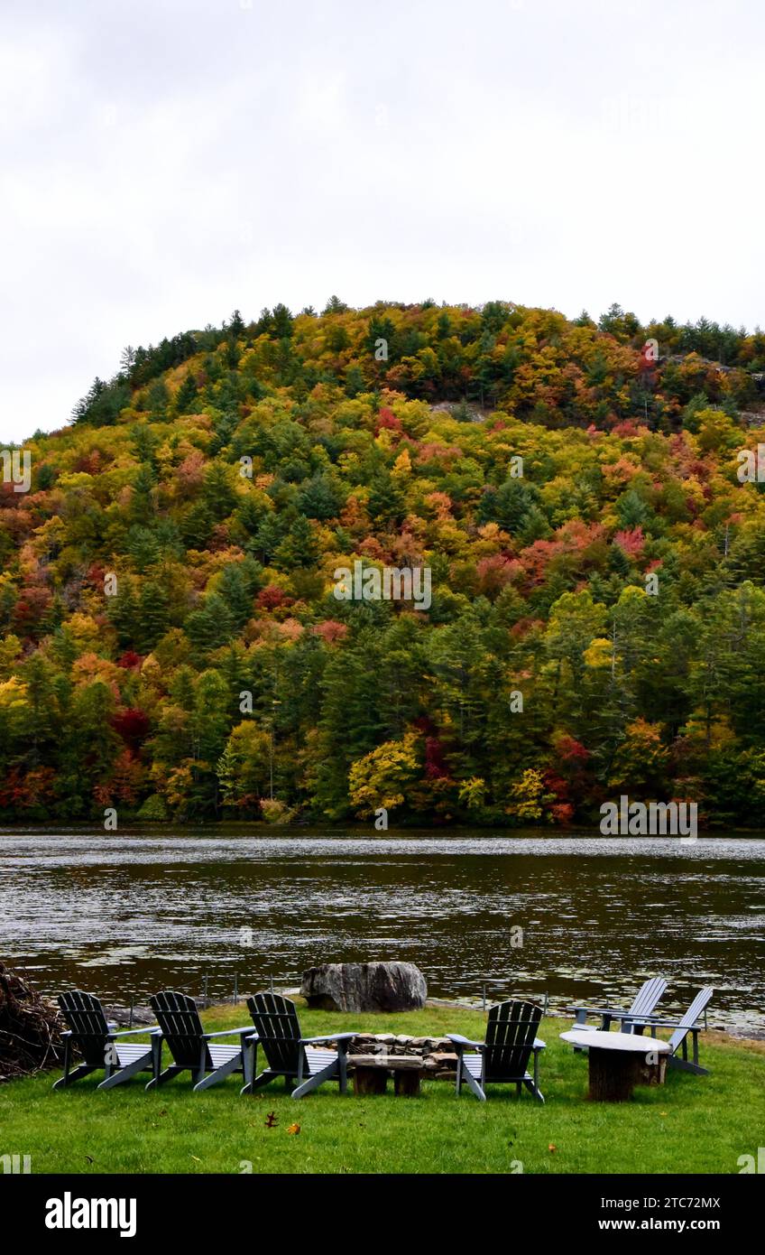Les chaises en bois sur une zone herbeuse surplombant un lac et le paysage montagneux ouest de la Caroline du Nord Banque D'Images