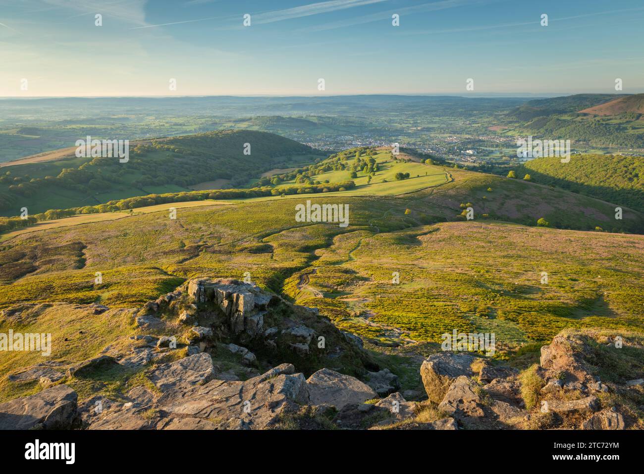 Vue depuis le sommet de la montagne du pain de sucre à Bannau Brycheiniog, anciennement connu sous le nom de Brecon Beacons, Abergavenny, Powys, pays de Galles, Royaume-Uni. Printemps (mai) Banque D'Images