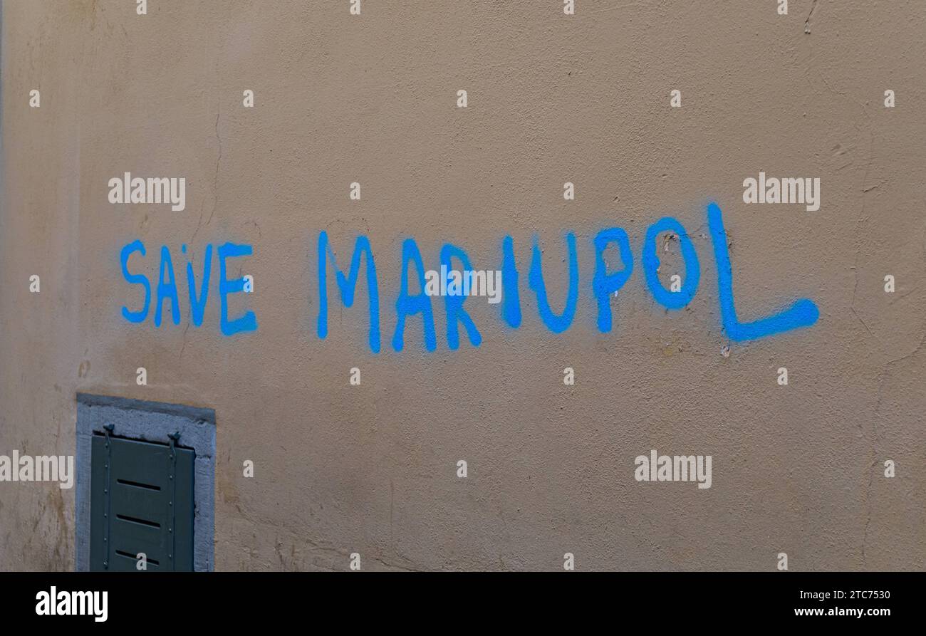 Sauver Mariupol Auf einer Hausfassade wurde sauver Mariupol geschrieben. Eine Forderung die den Ukraine Krieg betrifft. Freiburg im Breisgau, Deutschland, 07.08.2022 *** Save Mariupol Save Mariupol a été écrit sur une façade de maison Une demande concernant la guerre en Ukraine Freiburg im Breisgau, Allemagne, 07 08 2022 Credit : Imago/Alamy Live News Banque D'Images