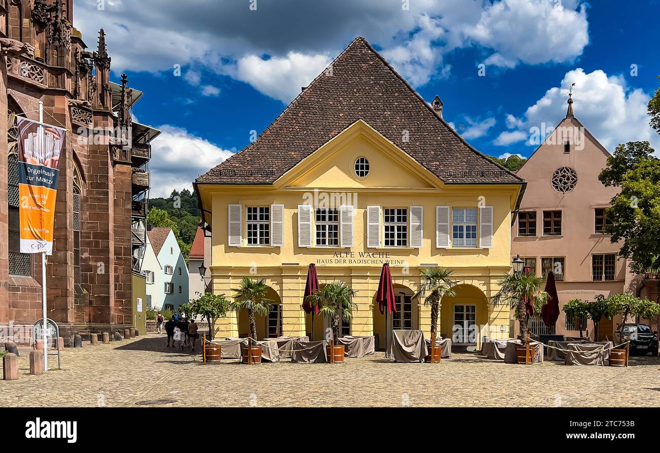 Alte Wache Blick auf die alte Wache, welches jetzt das Haus der badischen Weine ist, in der Freiburger Altstadt. Freiburg im Breisgau, Deutschland, 07.08.2023 *** Alte Wache vue de l'ancien poste de garde, qui est maintenant la Maison des vins de Baden, dans la vieille ville de Freiburgs Freiburg im Breisgau, Allemagne, 07 08 2023 crédit : Imago/Alamy Live News Banque D'Images