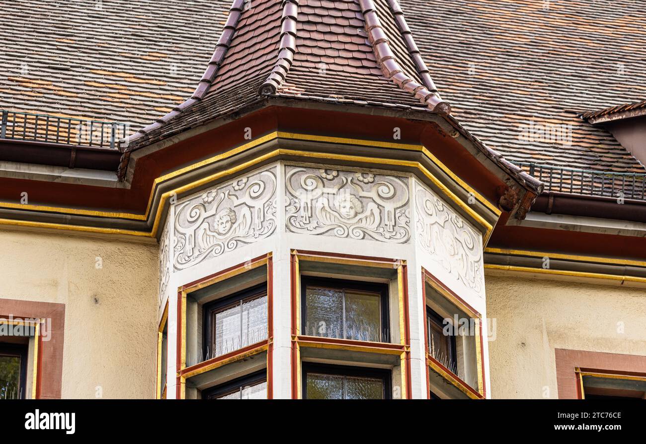 Regierungspräsidium Das Regierungspräsidium Freiburg ist mit Wandmalereien auf der Hausfassade geschmückt. Freiburg im Breisgau, Deutschland, 07.08.2022 *** Conseil régional le Conseil régional de Fribourg est décoré de peintures murales sur la façade de l'immeuble Freiburg im Breisgau, Allemagne, 07 08 2022 Credit : Imago/Alamy Live News Banque D'Images
