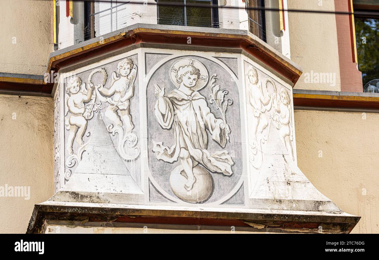 Regierungspräsidium Das Regierungspräsidium Freiburg ist mit Wandmalereien auf der Hausfassade geschmückt. Freiburg im Breisgau, Deutschland, 07.08.2022 *** Conseil régional le Conseil régional de Fribourg est décoré de peintures murales sur la façade de l'immeuble Freiburg im Breisgau, Allemagne, 07 08 2022 Credit : Imago/Alamy Live News Banque D'Images