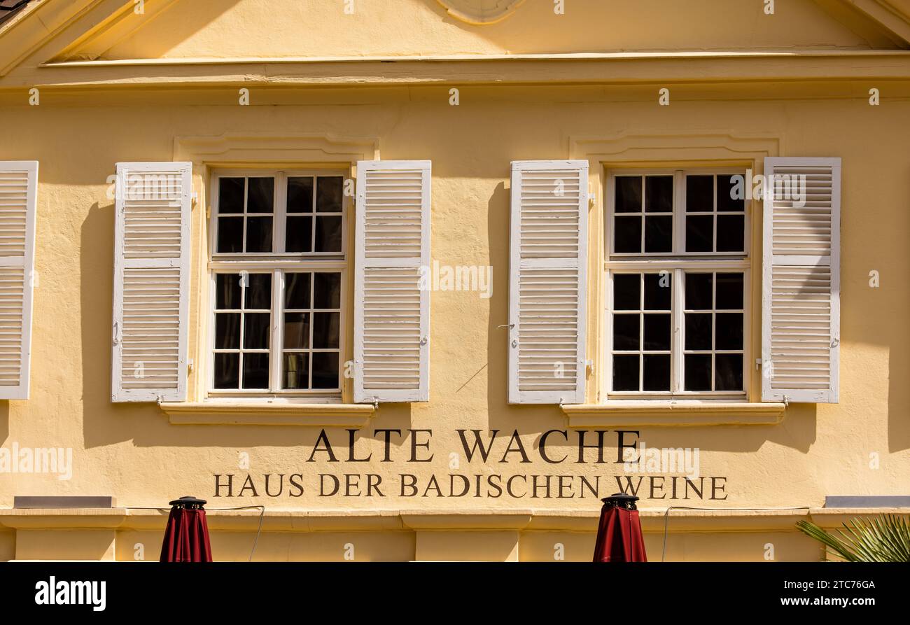 Alte Wache Blick auf die alte Wache, welches jetzt das Haus der badischen Weine ist, in der Freiburger Altstadt. Freiburg im Breisgau, Deutschland, 07.08.2023 *** Alte Wache vue de l'ancien poste de garde, qui est maintenant la Maison des vins de Baden, dans la vieille ville de Freiburgs Freiburg im Breisgau, Allemagne, 07 08 2023 crédit : Imago/Alamy Live News Banque D'Images