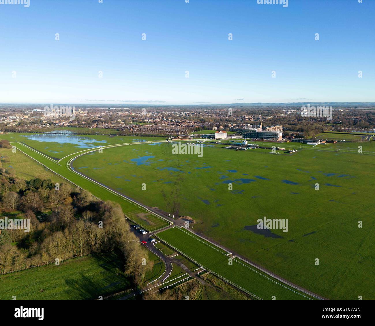 La rivière Ouse brise ses berges provoquant des inondations à l'hippodrome de York après que la tempête Erin ait frappé la région, York, Royaume-Uni, 11 décembre 2023 (photo de Ryan Crockett/News Images) Banque D'Images