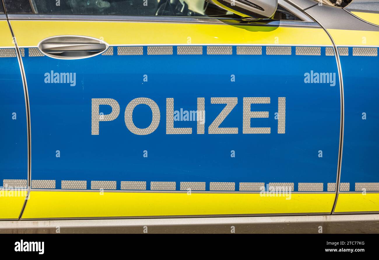 Polizeifahrzeug Schriftzug Polizei auf einem Fahrzeug der deutschen Bundespolizei. Friedrichshafen, Deutschland, 21.08.2022 *** véhicule de police lettrage de police sur un véhicule de la police fédérale allemande Friedrichshafen, Allemagne, 21 08 2022 Banque D'Images